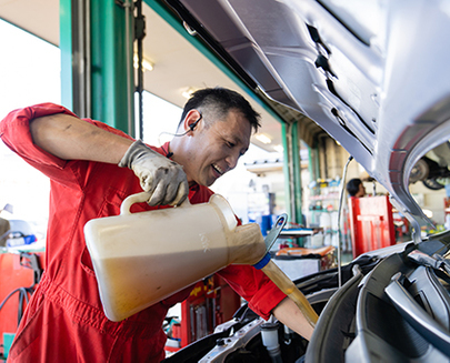 エンジンオイル交換の値段と目安は？車種別の料金や費用を抑えるコツ